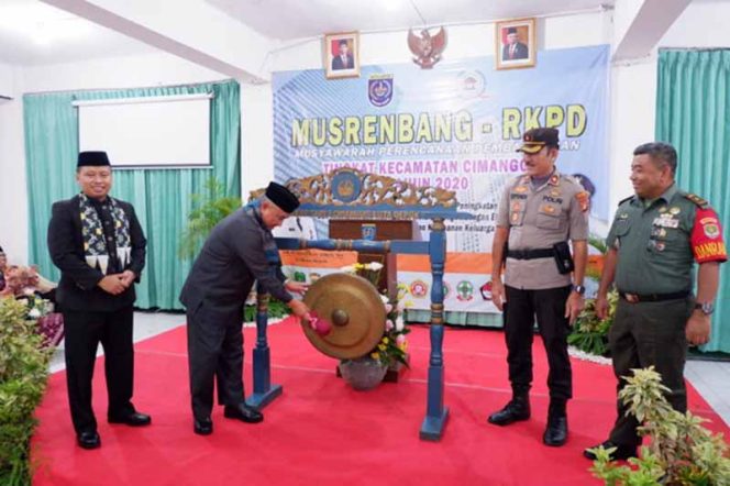 
					Wali Kota Depok, Mohammad Idris memukul menandai dibukanya Musrenbang tingkat Kecamatan Cimanggis.