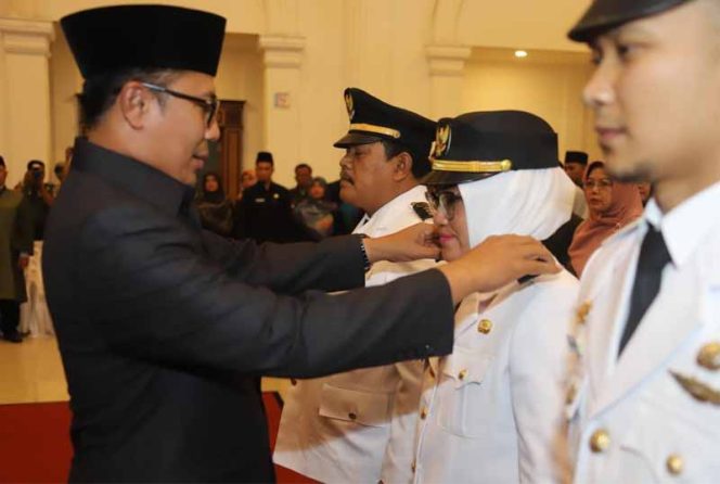 
					Harian Sederhana/Wali Kota Sukabumi, Achmad Fahmi melantik sebanyak 53 pejabat eselon I, II dan III di lingkungan Pemerintah Kota (Pemkot) Sukabumi pada Rabu (05/02).