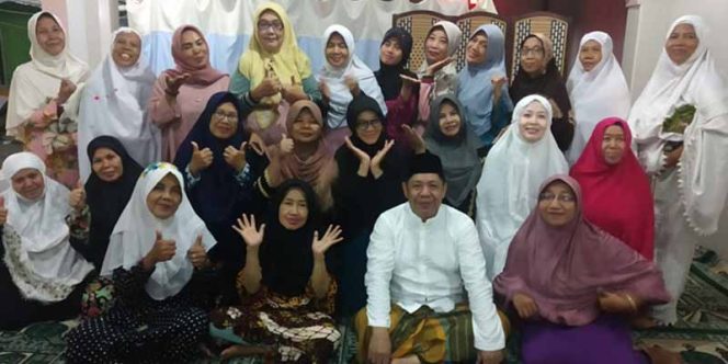 
					Nancy Family bersama anggota DPRD Kota Depok, Nurhasim foto bersama usai menggelar kegiatan. 