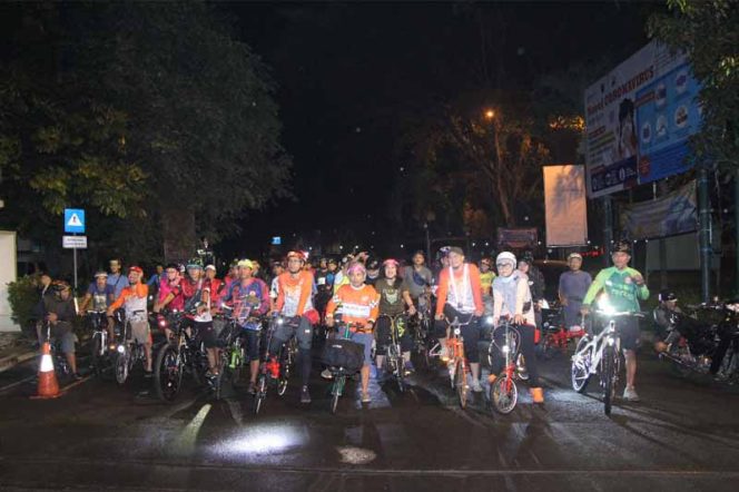 
					Belasan komunitas Gowes gelar Depok Night Ride. (FOTO : Istimewa)