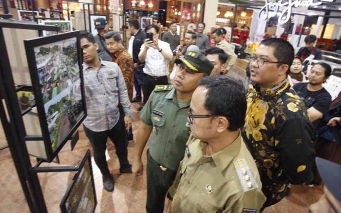 
					Wali Kota Bogor Bima Arya dan Kepala Staf Korem 061/Suryakencana, melihat pameran foto di Botani Square, Kota Bogor, Selasa (18/2)