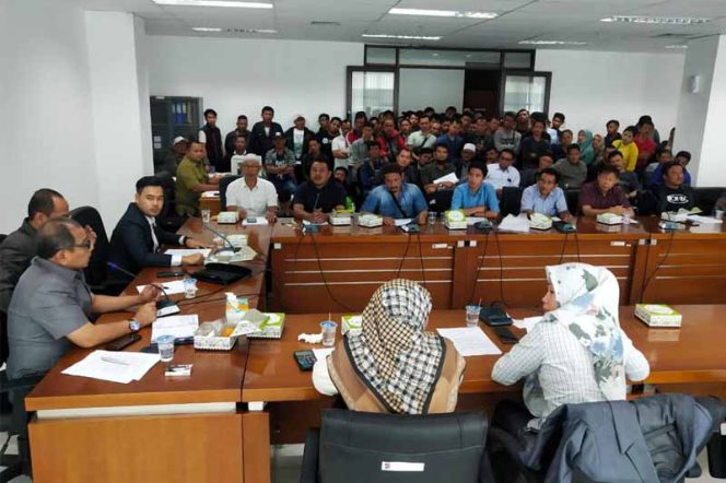 
					Puluhan PKL Lawang Saketeng gruduk gedung dewan, menuntut penangguhan relokasi