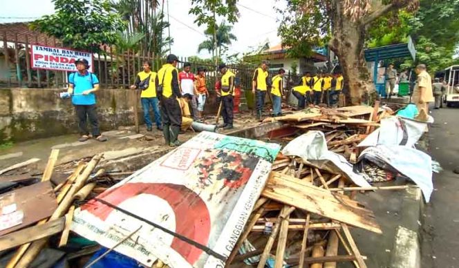 
					Penertiban belasan lapak PKL yang berderet di Jalan Siliwangi, Senin (24/2).