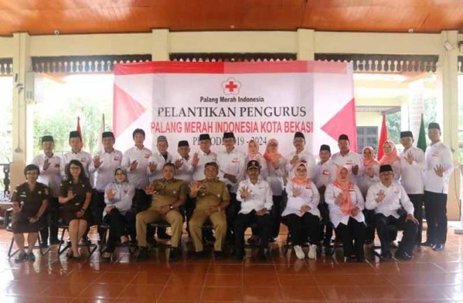 
					Walikota Bekasi, DR. Rahmat Effendi hadir dalam pelantikan Ketua PMI Kota Bekasi, Ade Puspita Sari periode 2019-2024 di Pendopo WaliKota, Selasa (18/2).