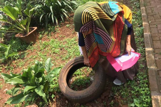 
					Petugas Dinkes lakukan penyelidikan Epidemiologi (PE) upaya mencegah munculnya sarang nyamuk penyebab DBD.
