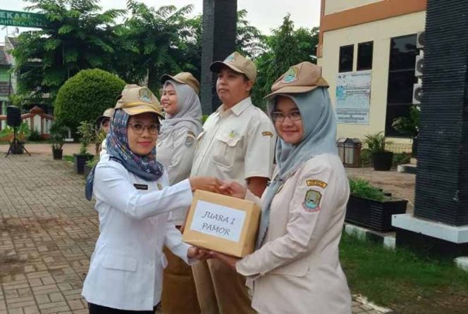 
					Usai pimpin apel gabungan, Sekcam Bekasi Barat beri reward kepada para petugas Pamor.