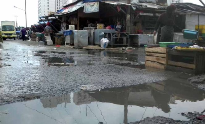 
					Salah satu jalan di kawasan Pasar Kemirimuka yang mirip dengan empang.