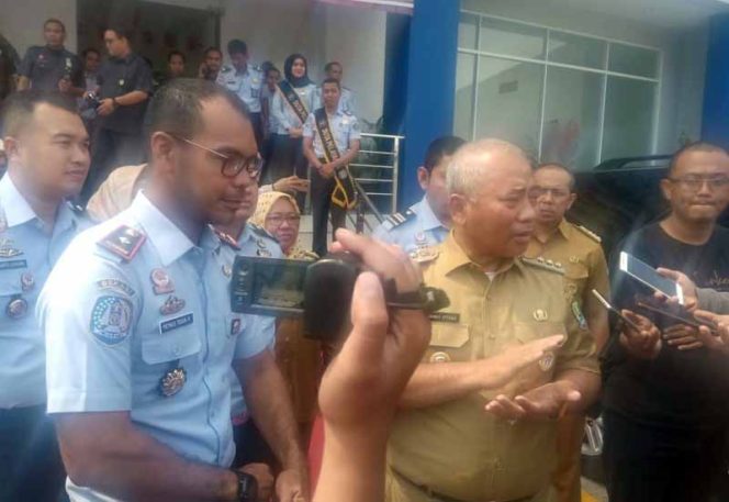 
					Paspor Hilang Akibat Banjir, Wali Kota Bekasi Bersurat ke Dirjen Imigrasi