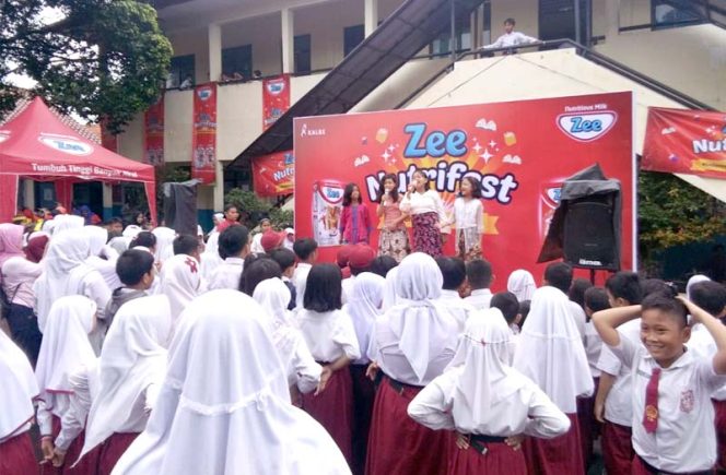 
					Sejumlah siswa memperlihatkan kebolehannya membawakan sajak.
