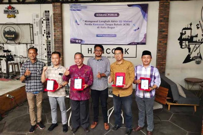 
					Foto bersama usai diskusi publik di Hancook Cafe bertemakan, mengawal langkah akhir uji materi Perda KTR di Kota Bogor.