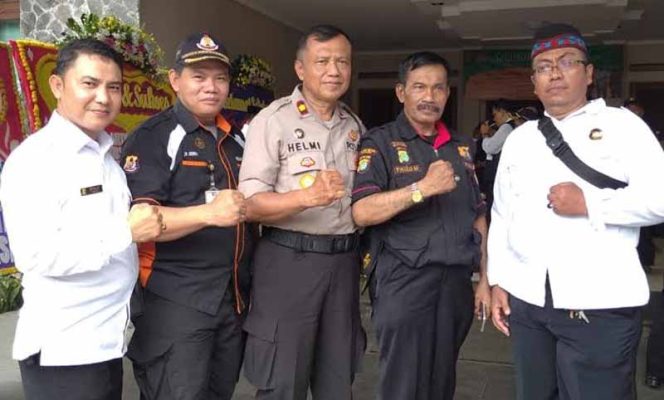 
					Pokdar Kemanan dan Ketertiban Masyarakat (Kamtibmas) Sektor Bekasi Barat foto bersama usai dilantik.