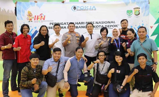 
					Usai kegiatan bakti sosial peringati HPN 2020, Pokja Wartawan Depok bersama Kapolres Metro Depok, Komisaris Besar Polisi Azis Andriansyah dan sejumlah pihak. 