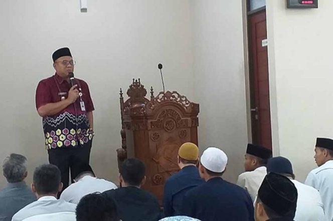 
					Wakil Wali Kota Depok Pradi Supriatna memberikan sambutan sebelum salat Jumat di Masjid An-Nur Perum Mahogani Residence di Kelurahan Harjamukti, Kecamatan Cibubur. 