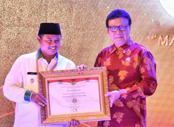 
					Wakil Gubernur Jabar Uu Ruzhanul Ulum bersama Menteri PANRB Tjahjo Kumolo (kanan), pada acara Sistem Akuntabilitas Kinerja Instansi Pemerintah (SAKIP) 2019, di Radisson Golf & Convention Center Batam.