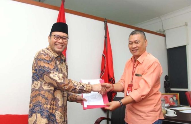 
					Rama Pratama (kiri) mendaftar sebagai bakal calon wali kota ke Kantor DPP PDI Perjuangan (PDIP) di Jalan Diponegoro, Jakarta Pusat pada Kamis (20/02).