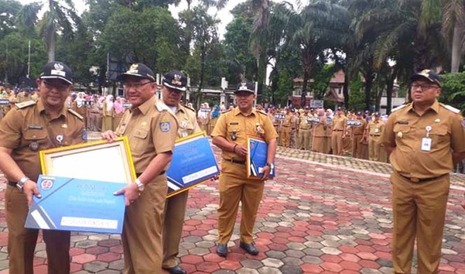 
					Wali Kota Depok, Mohammad Idris menyerahkan penghargaan dan hadian kepada Lurah Pondok Petir, Rizal Farhan yang berhasil menjadi juara I lomba sinergitas kelurahan timgkat Kota Depok.