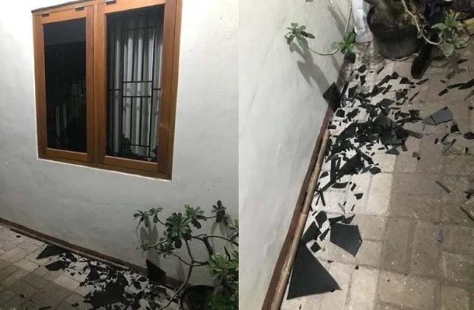 
					Kaca jendela rumah Ketum PA 212, Slamet Maarif hancur dilempari batu oleh orang tak dikenal pada Selasa (18/02) dini hari. (FOTO : Istimewa)