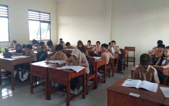 
					Sejumlah siswa kelas 6 di SDN Cinangka 02 di Jalan Pahlawan, Kelurahan Cinangka, Kecamatan Sawangan, Kota Depok mengikuti Try di ruang kelas baru.