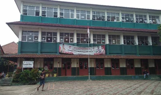 
					SDN Empang 2 yang disatroni kawanan penjahat.