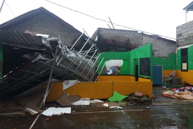 
					Hujan deras disertai angin puting beliung memporak poranda SMP 16 Depok. (FOTO : Istimewa)