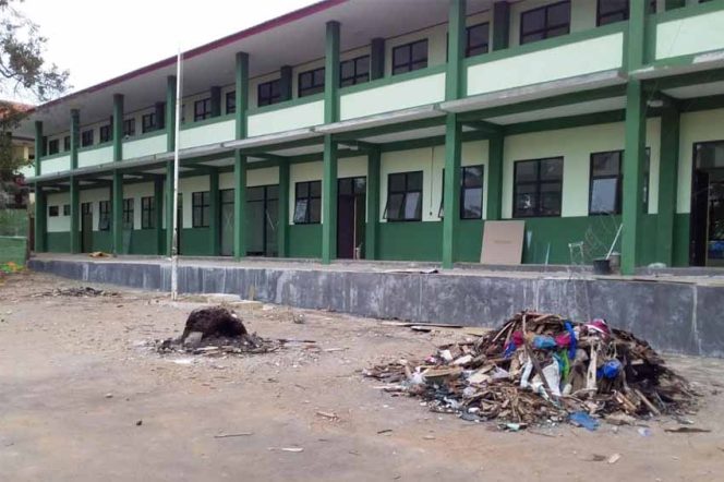 
					Waktu tambahan rehab SMPN 17 sia-sia, kaca jendela sudah terpasang kembali dicopot pekerja.