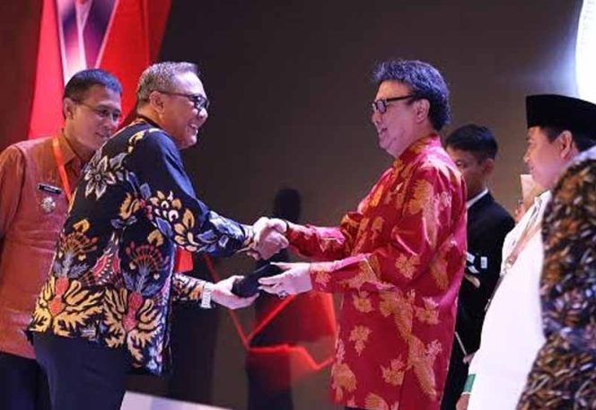 
					Menpan RB Tjahjo Kumolo menyerahkan penghargaan kepada Wakil Bupati Bogor, Iwan Setiawan di Raddison Golf & Convention Center Batam, Kota Batam.