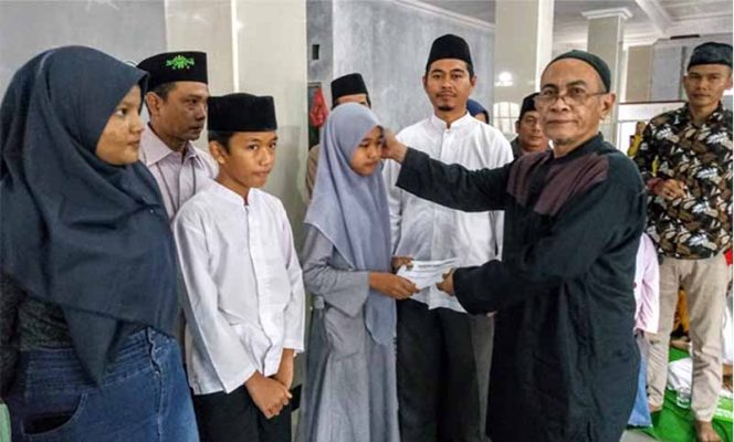 
					Ketua LPM Kota Depok, Yusra Amir yang juga pengurus Yayasan Sabiilul Ummah secara simbolis memberikan santunan.