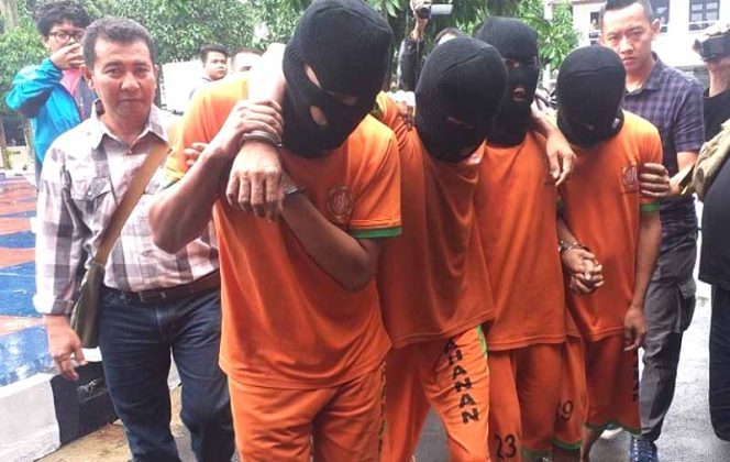 
					Para pelaku perampok sadis di Kampung Bakan Haruman RT 004 RW 002, Desa Cibalung, Cijeruk, Kabupaten Bogor.