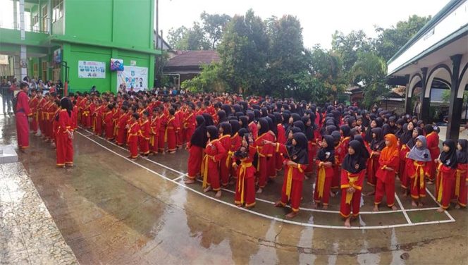 
					Suasana kegiatan uji kenaikan tingkat yang diselengarakan Perguruan Silat Tapak Suci di halaman SD Muhammadiyah di kawasan Meruyung. 