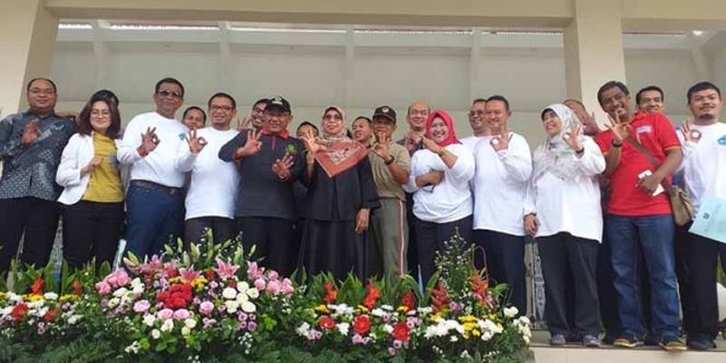 
					Wali Kota Depok, Mohammad Idris bersama Kepala Dinas DLHK Etty Suryahati dan jajaran dinas instansi lainnya foto bersama usaia menghadiri Peringatan Hari Peduli Sampah Nasional (HPSN) di Alun-alun Kota Depok.