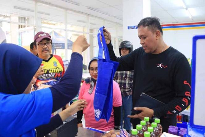 
					Wakil Walikota Bekasi, Tri Adhianto mendatangani sejumlah toko ritel di bilangan Bekasi Timur. 