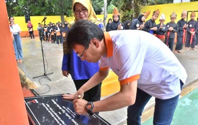 
					Presiden Direktur PT Krama Yudha Tiga Berlian Motors (KTB) menanandatangi bantuan perbaikan sarpras SDN Bendungan 01, Ciawi, Kabupaten Bogor.