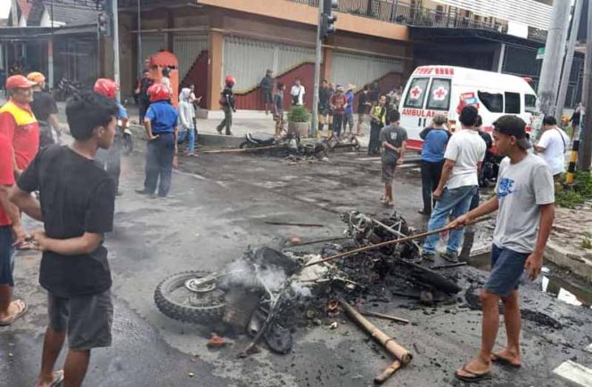 
					Rusuh suporter jelang pertandingan antara Persebaya Surabaya dengan Arema di Stadion Supriyadi, Blitar, Jawa Timur, Selasa sore. (FOTO : Istimewa)