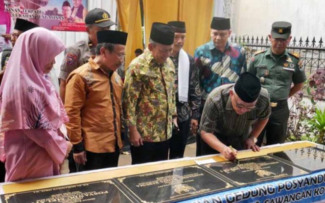 
					Wali Kota Depok, Mohammad Idris menandatangani prasasti Taman Terpadu Kelurahan Pengasinan dan Tiga Posyandu di wilayah tersebut.