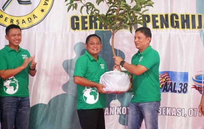 
					Bupati Bekasi bersama dengan Persatuan Akabri 92 atau Persada melaksanakan penanaman pohon yang dilaksanakan di Dukuh Bima Buana. (FOTO : Istimewa)