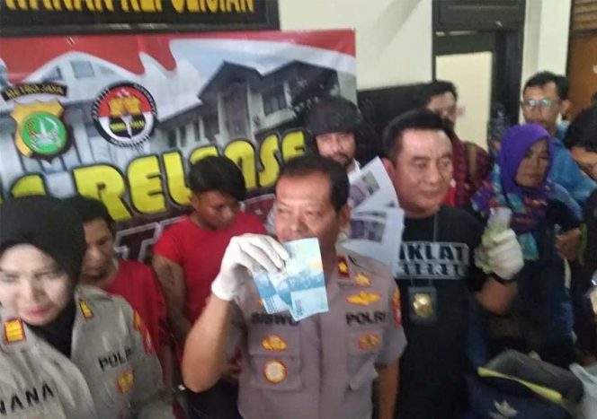 
					Kepolisian Sektor (Polsek) Tambun berhasil mengungkap peredaran uang palsu yang diketahui dicetak di wilayah Cakung, DKI Jakarta.
