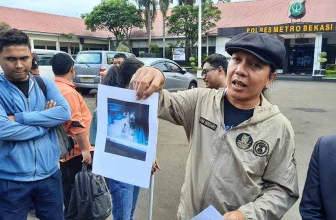 
					Ketua dan Pendiri Animal Defenders Indonesia Doni Herdaru Tona melaporkan tindakan RH ke Polres Metro Bekasi.