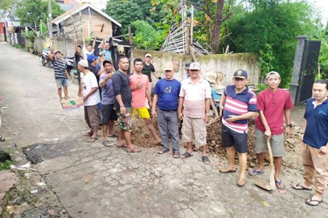 
					Suasana kerjabakti warga RW 07, Kelurahan Rangkapan Jaya Lama.
