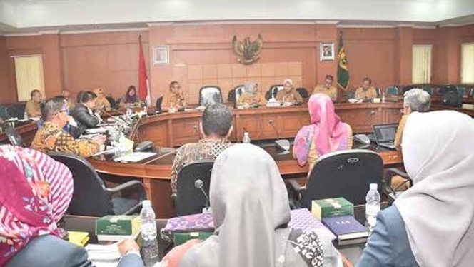 
					Ade Yasin dalam rapat sosialisasi perubahan badan hukum BUMD di Ruang Rapat Bupati, Cibinong, (24/2/2020).