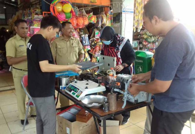 
					UPTD Metrologi Kota Depok sedang melakukan sidang tera alat ukur di Pasar Sukatani.