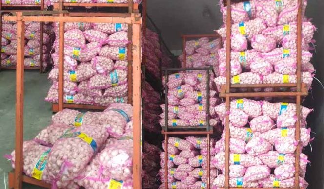 
					PT Sinar Padang Sejahtera di Karawang Timur yang diduga menimbun bawang putih sehingga membuat komoditas tersebut langka di pasaran.