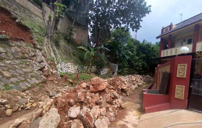 
					Puing sisa longsor di Griya Lembah RW 25 Kelurahan Baktijaya masih berserakan sehingga menaggangu jalan warga. 