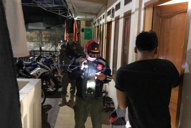 
					Satpol PP Kota Sukabumi, menggerebek tujuh pasangan bukan pasutri didalam kost -kostan.