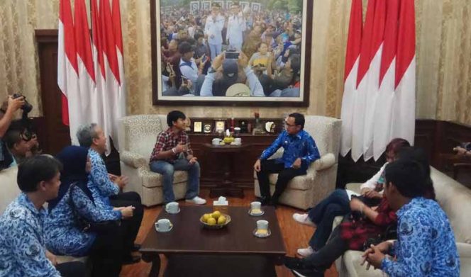 
					Wali Kota Bogor Bima Arya menyambut kepulangan Almer Belmiro Putrawan mahasiswa yang kuliah di Wuhan Tiongkok