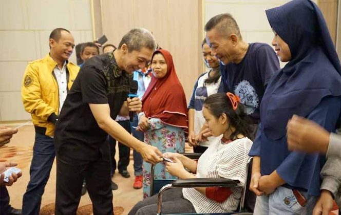 
					Penyerahan E-KTP dilakukan secara simbolis oleh Wakil Wali Kota Bogor, Dedie A. Rachim kepada 10 warga lansia dan difabel.