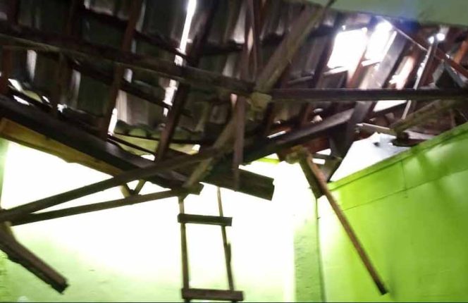 
					Atap Gedung Pemuda di kompleks Lapang Merdeka, Kota Sukabumi ambruk pada Kamis (20/2).