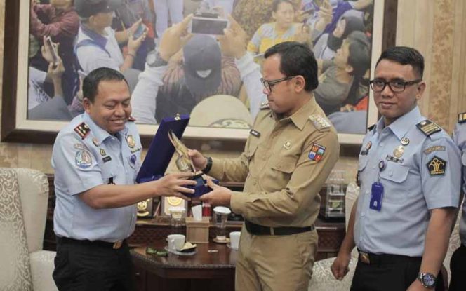 
					Kepala Kantor Imigrasi Kelas I Non TPI Bogor, Surjono seusai silaturahmi dengan Wali Kota Bogor, Bima Arya di Paseban Punta, Balai Kota Bogor, Selasa (18/2).