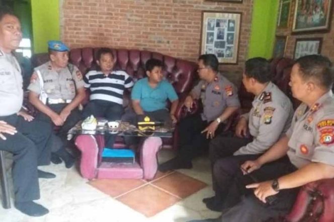 
					Jajaran Polsek Limo menjenguk bocah Limo yang menjad korban begal. (FOTO: Istimewa)