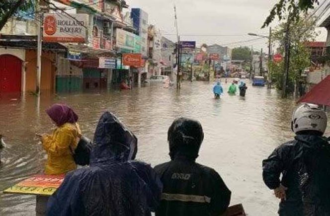 
					Jalan Kota Bekasi dengan Jakarta Timur terputus. 
