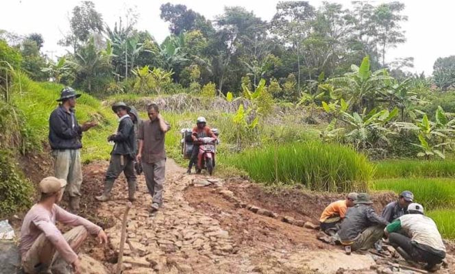 
					Jalan sepanjang 3 kilometer yang menghubungkan Kabupaten Bogor dengan Cianjur tersebut rusak parah.